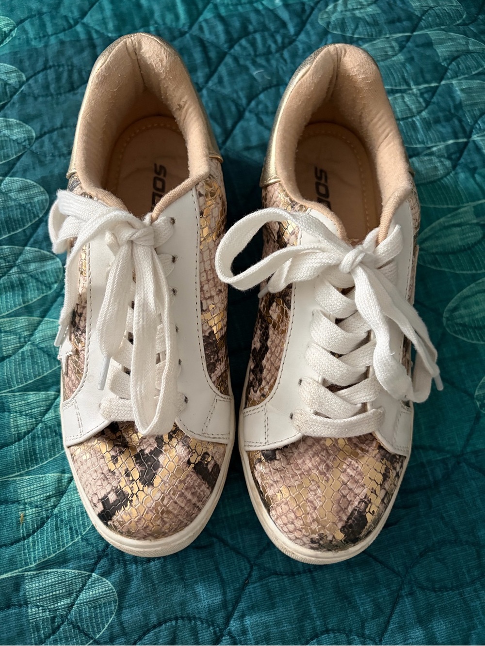 Soda White & Beige Snake-Print Low-Top Sneakers